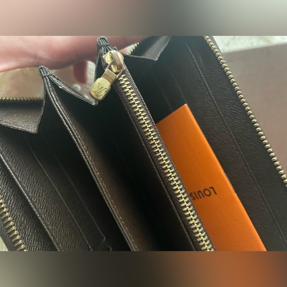 Authentic Louis Vuitton Damier Zippy Wallet - Picture 11 of 16